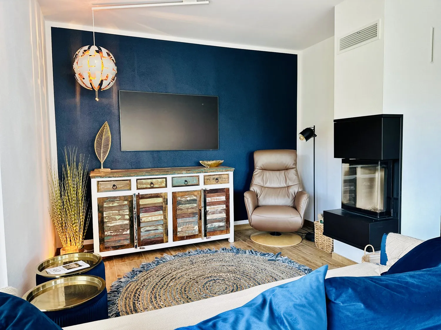 Wohnzimmer mit Sessel und Smart TV